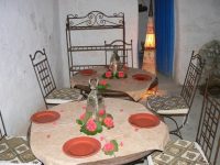 Une maison et une table d'hôtes, en pays berbère, en pleine nature et dans un cadre unique Maison d'hôtes, table d'hôtes : des appellations aujourd'hui galvaudées quasi partout. Au coeur du Haut Atlas, Luc et sa jeune épouse berbère Hafida vous accueillent en toute simplicité, néanmoins confortablement, partagent la plupart de vos repas et de vos activités, vous font découvrir leur hâvre de paix et leur environnement berbère de montagne. Un moment hors du temps, pour adeptes de farniente ou d'activités sportives...