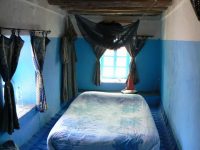 Une maison et une table d'hôtes, en pays berbère, en pleine nature et dans un cadre unique Maison d'hôtes, table d'hôtes : des appellations aujourd'hui galvaudées quasi partout. Au coeur du Haut Atlas, Luc et sa jeune épouse berbère Hafida vous accueillent en toute simplicité, néanmoins confortablement, partagent la plupart de vos repas et de vos activités, vous font découvrir leur hâvre de paix et leur environnement berbère de montagne. Un moment hors du temps, pour adeptes de farniente ou d'activités sportives...